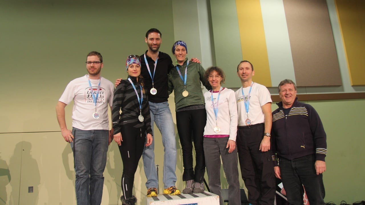 Les gagnants du triathlon solo, en compagnie de Gaétan Vachon, le maire de Sainte-Marie.