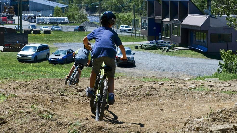 Des bénévoles améliorent les sentiers de vélo de montagne à Saint-Georges