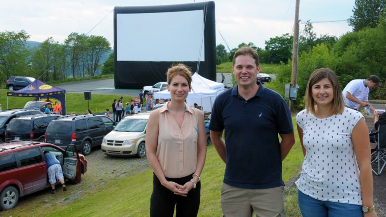 Les trois organisateurs de la soirée qui ont pu compter sur l'appui de nombreux partenaires pour faire de cet événement un succès. De gauche à droite: Peggy Poulin du Manoir du Quartier, Jonathan Rancourt de la pharmacie Proxim de Saint-Gédéon, et Carole-Anne Allard du Carrefour Saint-Georges.