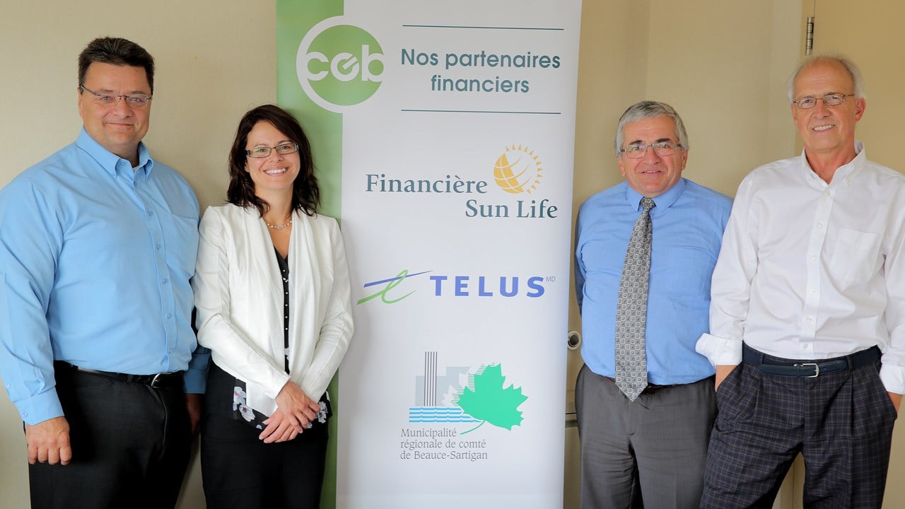 De gauche à droite: Denis Breton, président du CEB; Stéphanie Bernard, du Centre financier aux entreprises Desjardins Chaudière-Sud; Roger Beaudry, du cabinet Bernier Beaudry avocats d'affaires; ainsi que Claude Morin, directeur général et commissaire industriel au CEB.