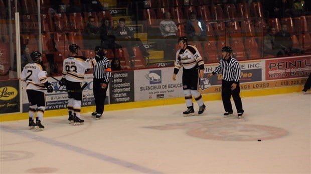 Mitchell Porowski a lâché les gants devant Martin Larivière hier à Trois-Rivières
