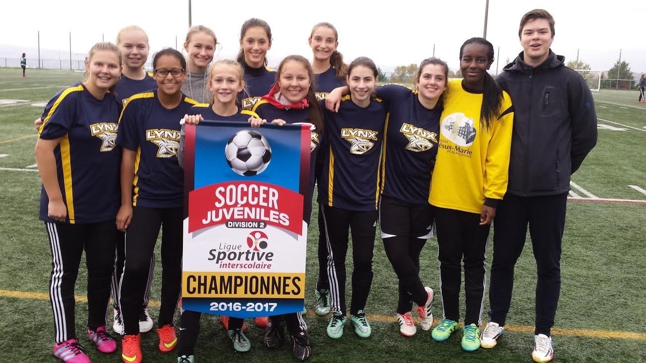 Une bannière de championnat et une médaille d'argent pour les équipes de soccer des Lynx