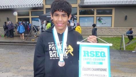 Enrique Simard remporte la médaille de bronze au Championnat provincial de cross-country