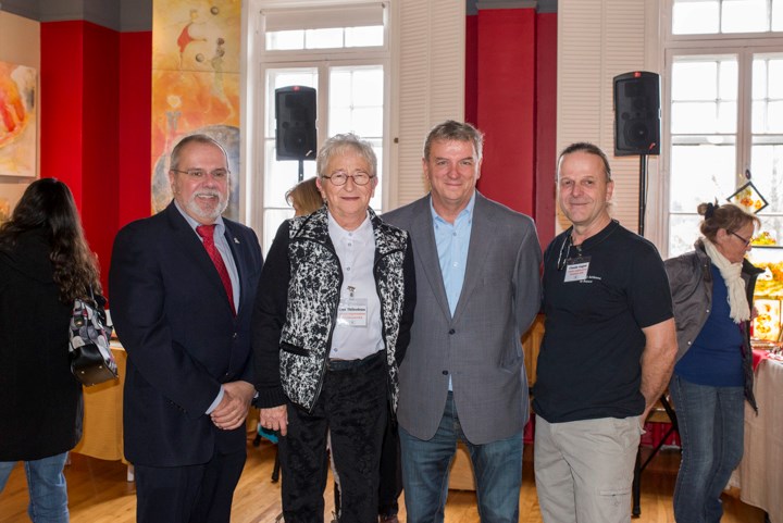 Le maire de Saint-Georges, Claude Morin, Lise Thibodeau, coordonnatrice du Salon, Serge Nadeau, président d'honneur de l'édition 2016 et Claude Gagné, président des Artistes et artisans de Beauce. 