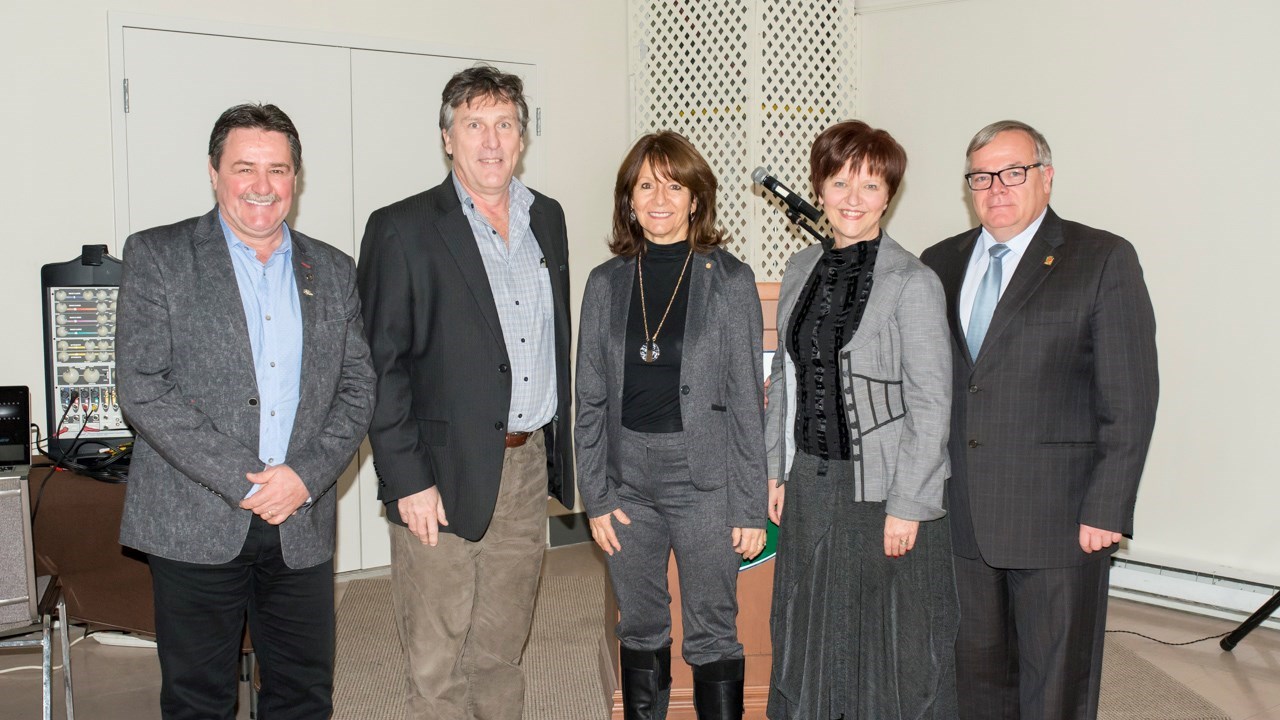 De gauche à droite Serge Jacques, président du CLD Robert-Cliche, Paul Gauvin de CogecoTV, Maryse Pépin de la Caisse Desjardins Beauce-Centre, Johanne Lessard du Musée Marius-Barbeau.