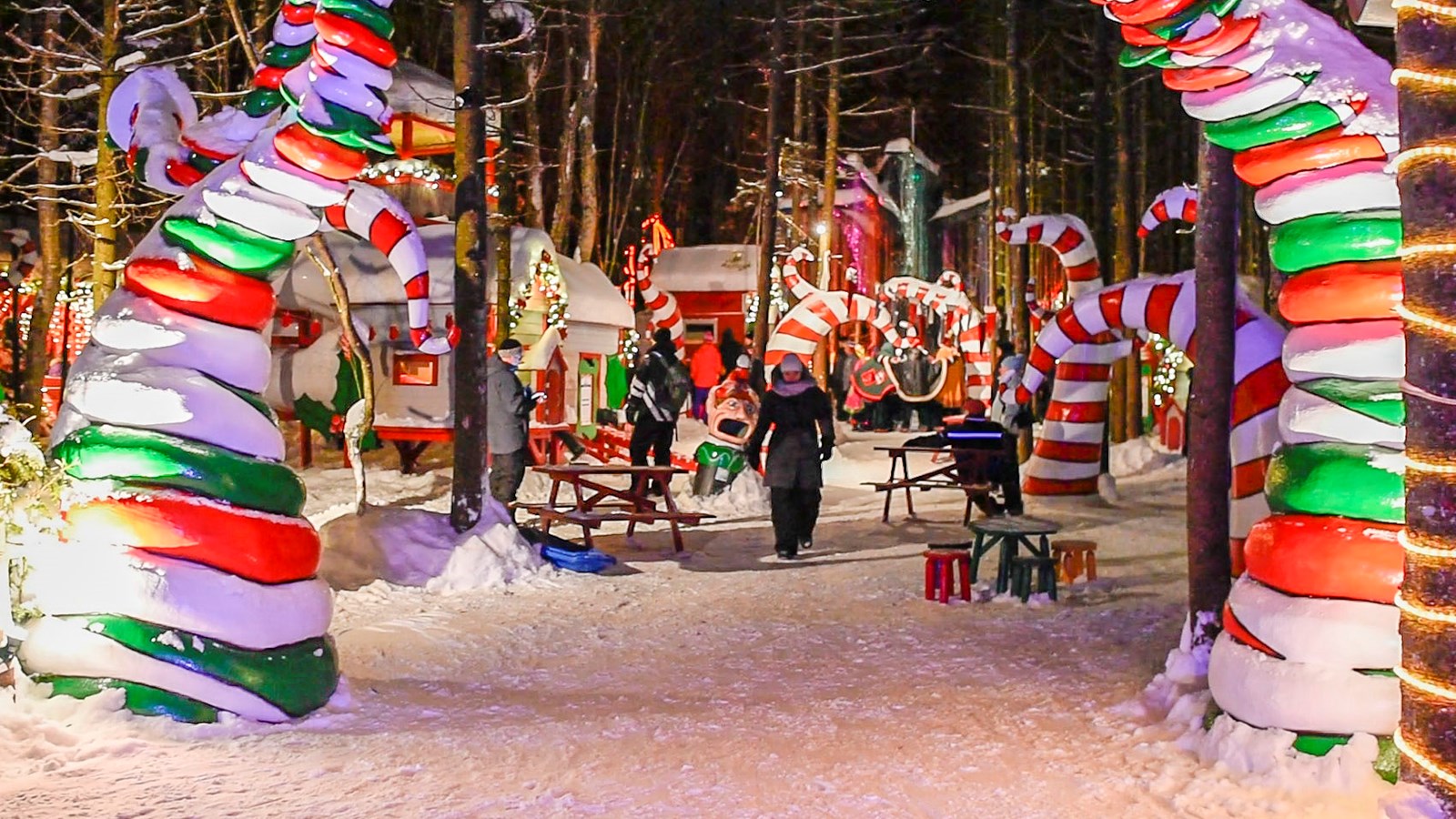 La thématique « Frima, la magie de Noël » du nouveau Woodooliparc, basé à Scott, a ouvert aux visiteurs, le 16 décembre dernier, les portes de son univers féérique aux décors exceptionnels. Le parc sera ouvert jusqu'au 31 décembre prochain, tous les jours, sauf le 25, de 15h à 21h. 