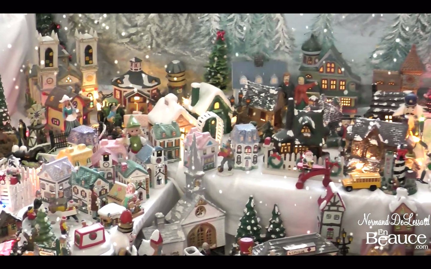 Normand DeLessard présente Liliane Nolin et son village de Noël, une collection débutée il y a plus de 40 ans.