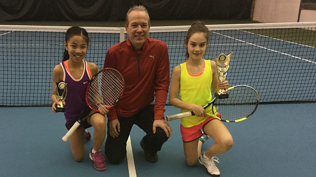 De gauche à droite : Rosalie Carrier-Dulac, Richard Dulac (Professionnel Tennis Beauce) et Justine Tremblay