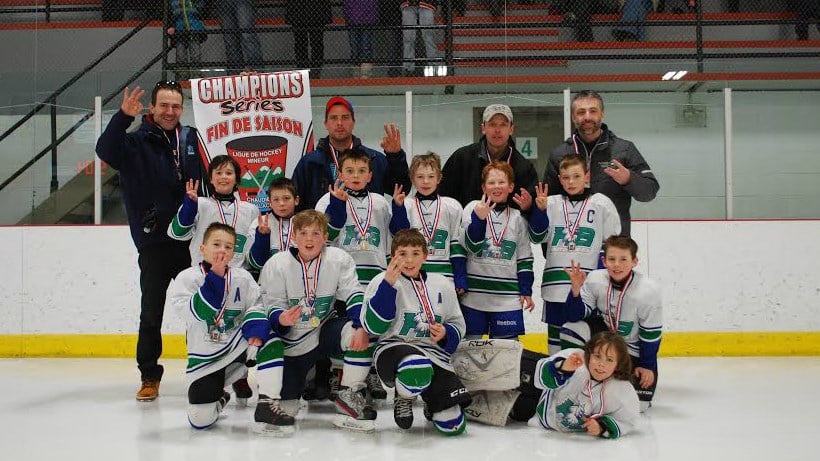 Les Lynx Novice B1 remportent une troisième bannière 
