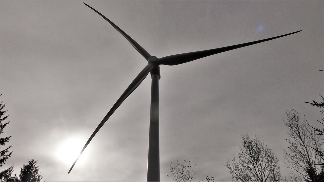 Dans cette capsule d'Hier à aujourd'hui avec Normand DeLessard, Normand présente des images des nouvelles éoliennes de Saint-Séverin en 2017.