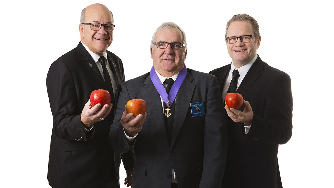 De gauche à droite : Benoît Paré, président du conseil d’administration de la Coopérative de santé Robert-Cliche, Rock Plante, Grand Chevalier des Chevaliers de Colomb du Conseil de Beauceville 2910 et Michel Bernard, président d’honneur de la campagne de financement.