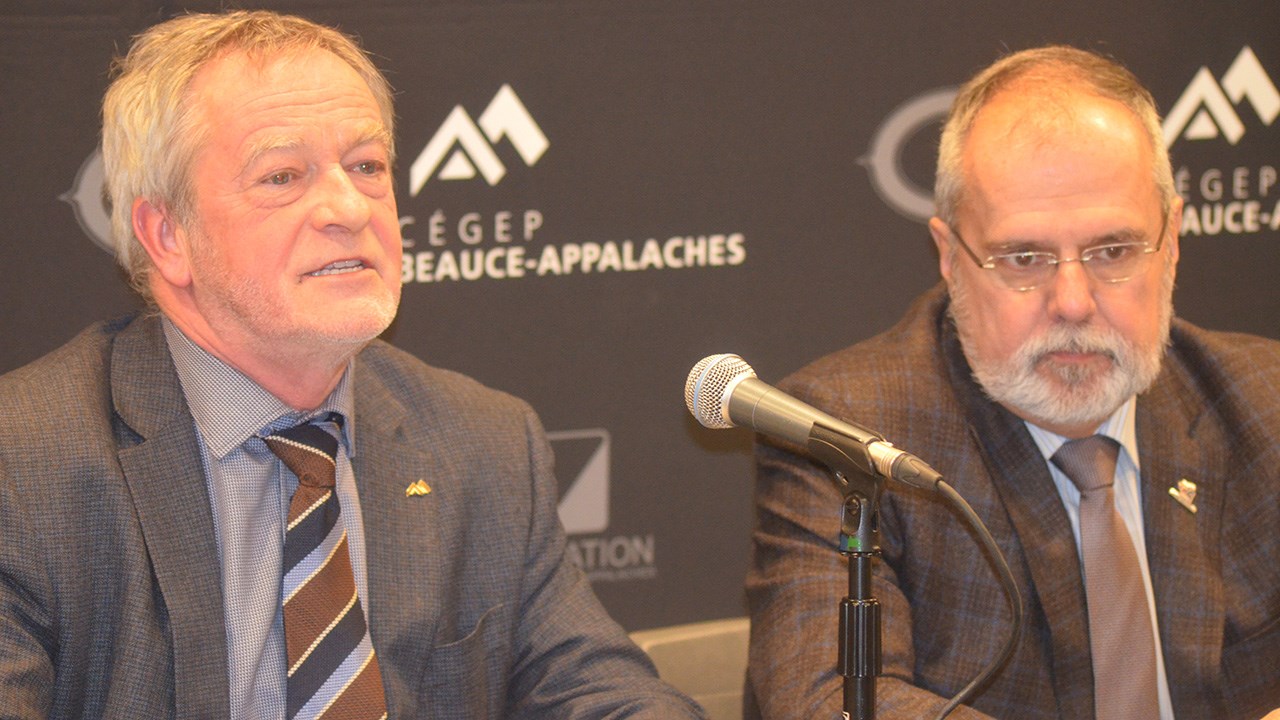 De gauche à droit : Mario Landry (directeur général du Cégep Beauce-Appalaches) et Claude Morin (maire de Saint-Georges).