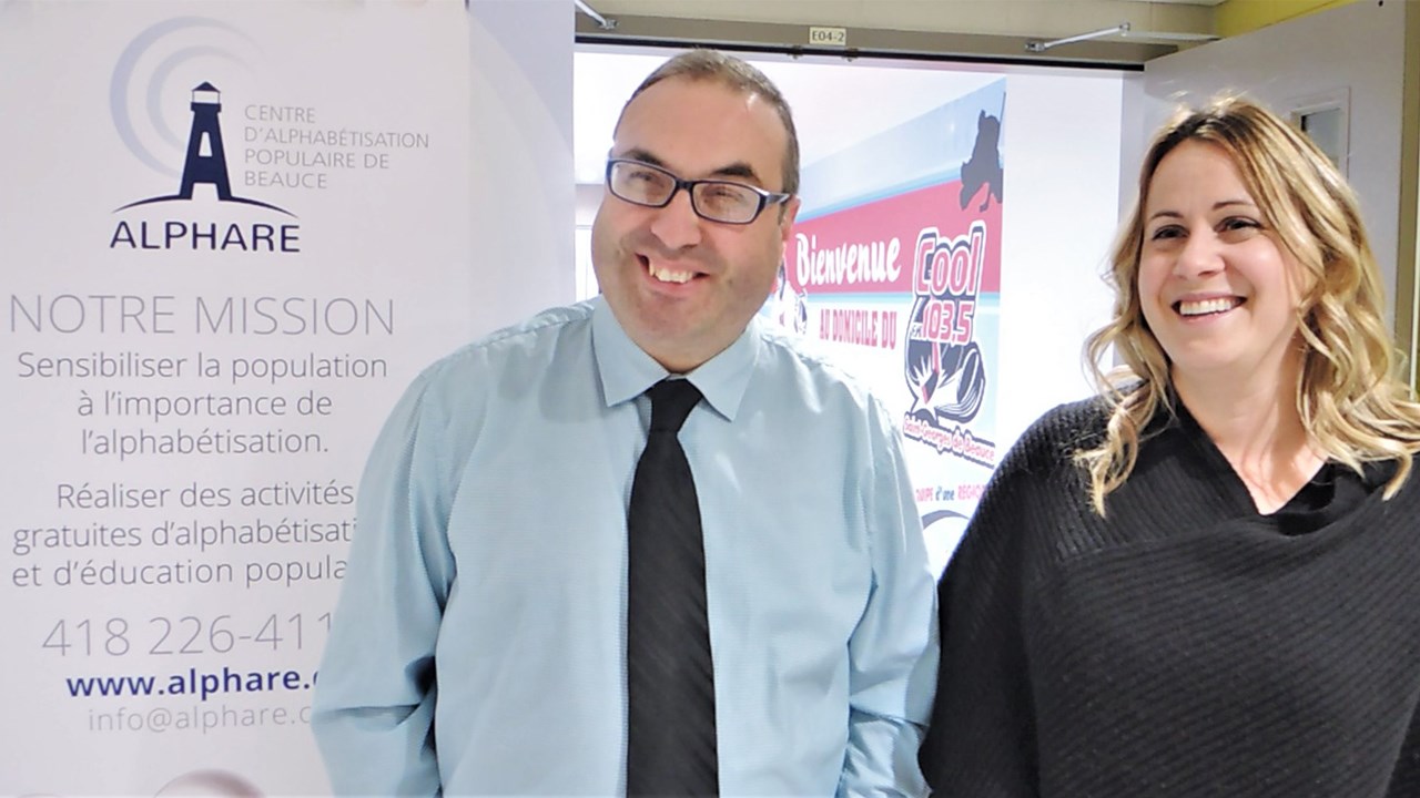 Stéphane Poulin, entraîneur-chef du Cléri Sport Junior AA, et Annie Poulin, directrice du Centre d'alphabétisation populaire de Beauce Alphare.