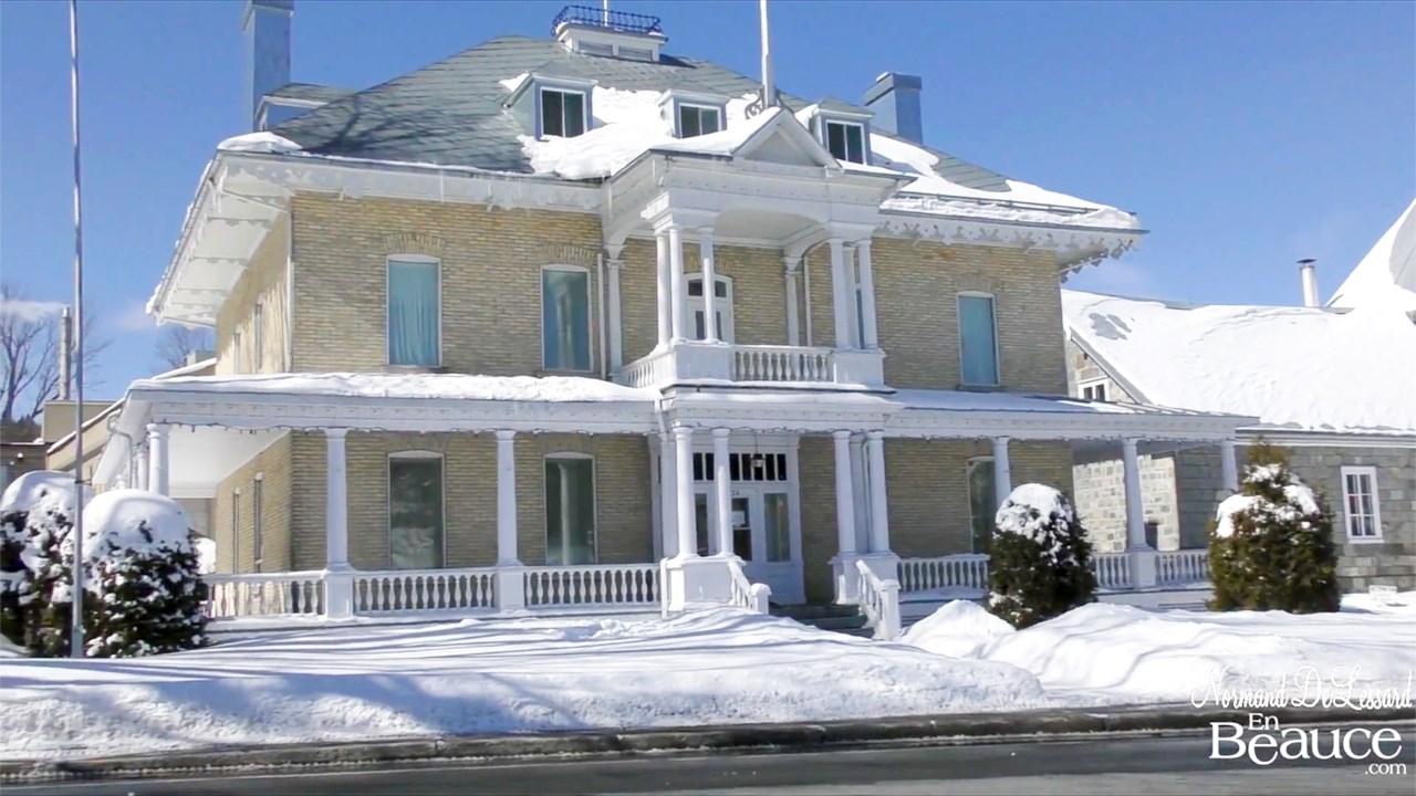 Normand DeLessard présente des images d'une visite du presbytère de Beauceville, construit en 1874.