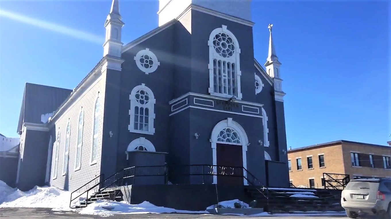 Normand DeLessard présente des images de l'Église de Saint-Ludger en 2017.