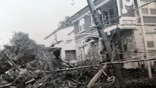 Normand DeLessard présente des images d'un accident de camion qui s`est renversé à la Guadeloupe le 2 octobre 1973.