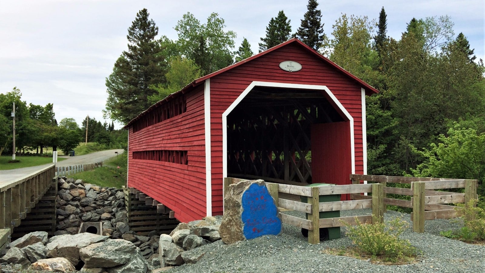 Normand DeLessard présente des images du pont couvert Bolduc de Sainte-Clotilde en 2016.