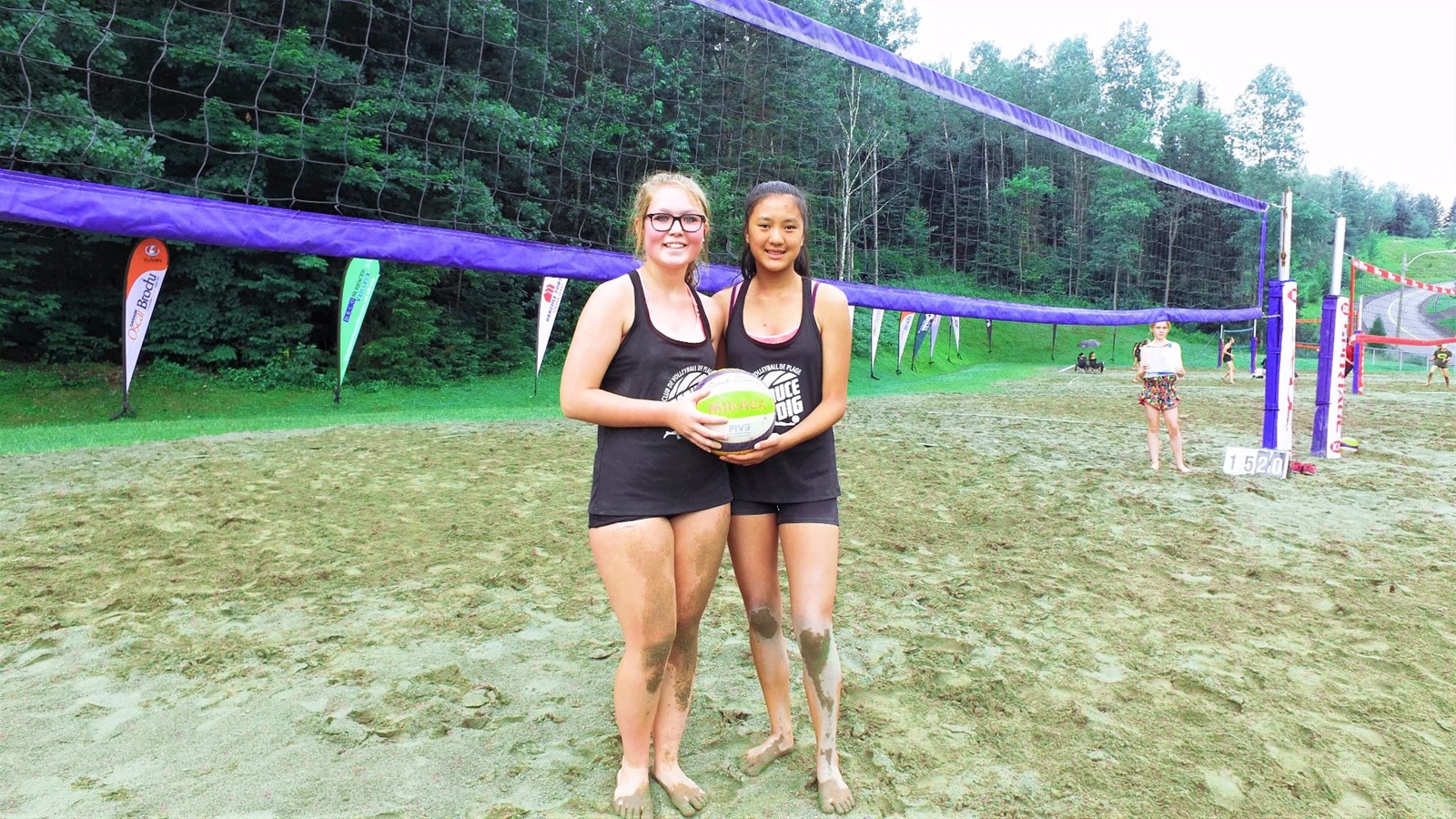 Dans cette capsule d'Hier à aujourd'hui avec Normand DeLessard, Normand présente des images de la 2e édition du tournoi de volleyball La Virée des Sables Kia, qui se déroule lors des 7, 8 et 9 juillet 2017 au Parc des Sept-Chutes à Saint-Georges.