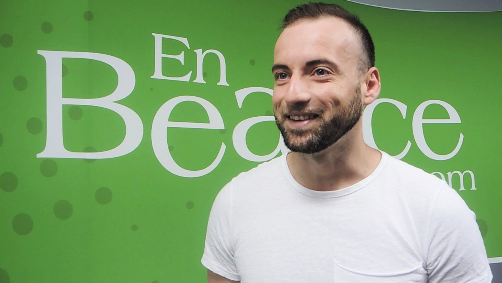 Guillaume Blais est artiste de cirque, plus précisément trapéziste, et travaille un peu partout dans le monde. Originaire de Saint-Benoît-Labre, il a d'abord fait des études pour devenir coiffeur, avant d'avoir la piqûre pour les arts du cirque quelques années plus tard.