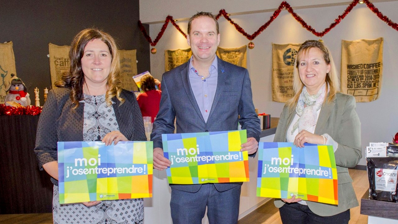 De gauche à droite, Dany Gilbert, présidente d'honneur de l'édition 2017 du Défi OSEntreprendre pour la région Chaudière-Appalaches, Éric Darveau et Christine Lévesque.