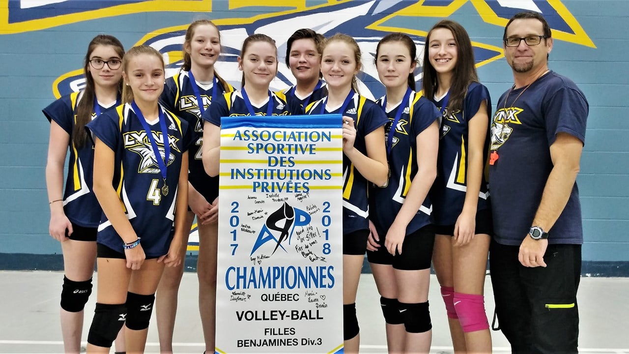Les joueuses de volleyball des Lynx remportent le championnat de l’A.S.I.P. 