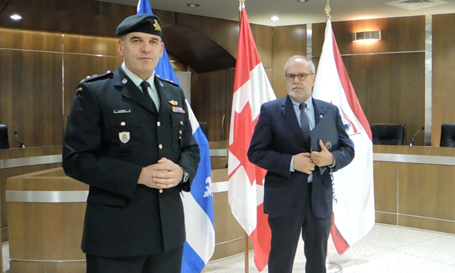 Le lieutenant-colonel Serge Lapointe, des Forces armées canadiennes, et Claude Morin, le maire de Saint-Georges.