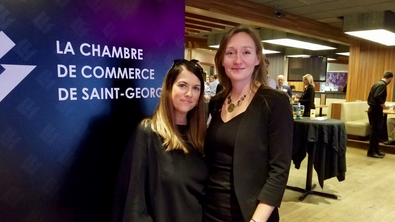 À gauche : la directrice générale de la Chambre de commerce, Annie Gilbert. À droite : la présidente de la Chambre, Bianka Champagne.