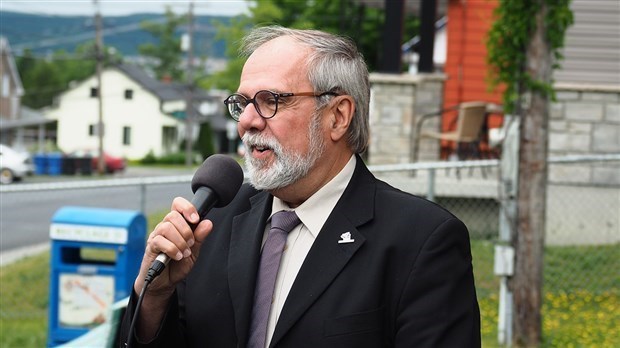 Le maire Claude Morin lors d'une conférence de presse