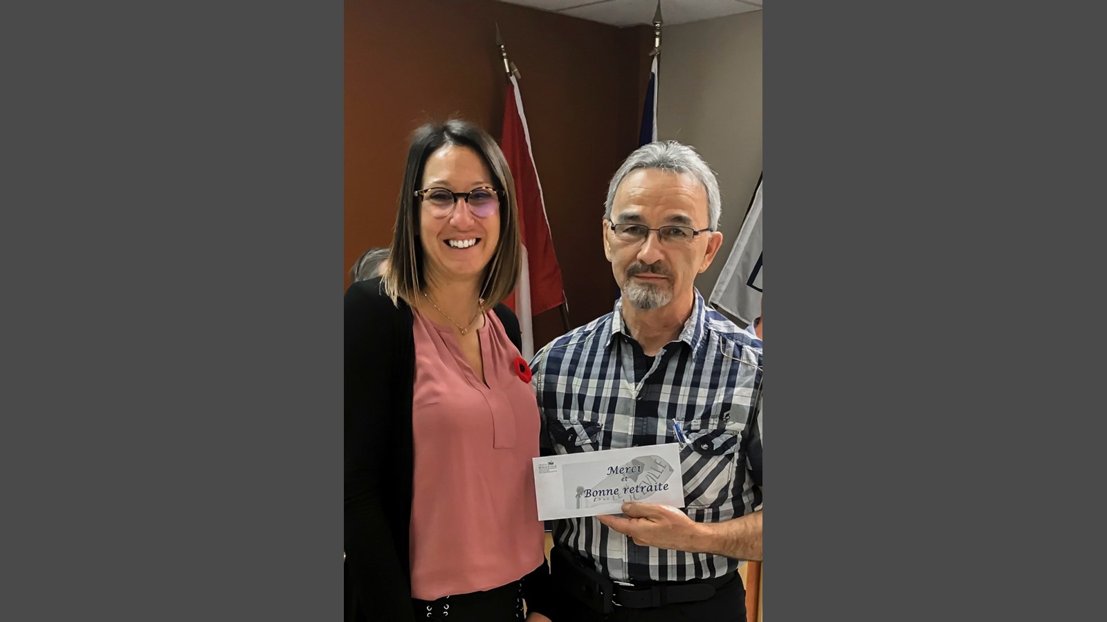 À gauche, Mme Marie-Andrée Giroux, actuelle conseillère qui occupait le poste de mairesse suppléante. À droite, M. Denis Guay qui est parti à la retraite.