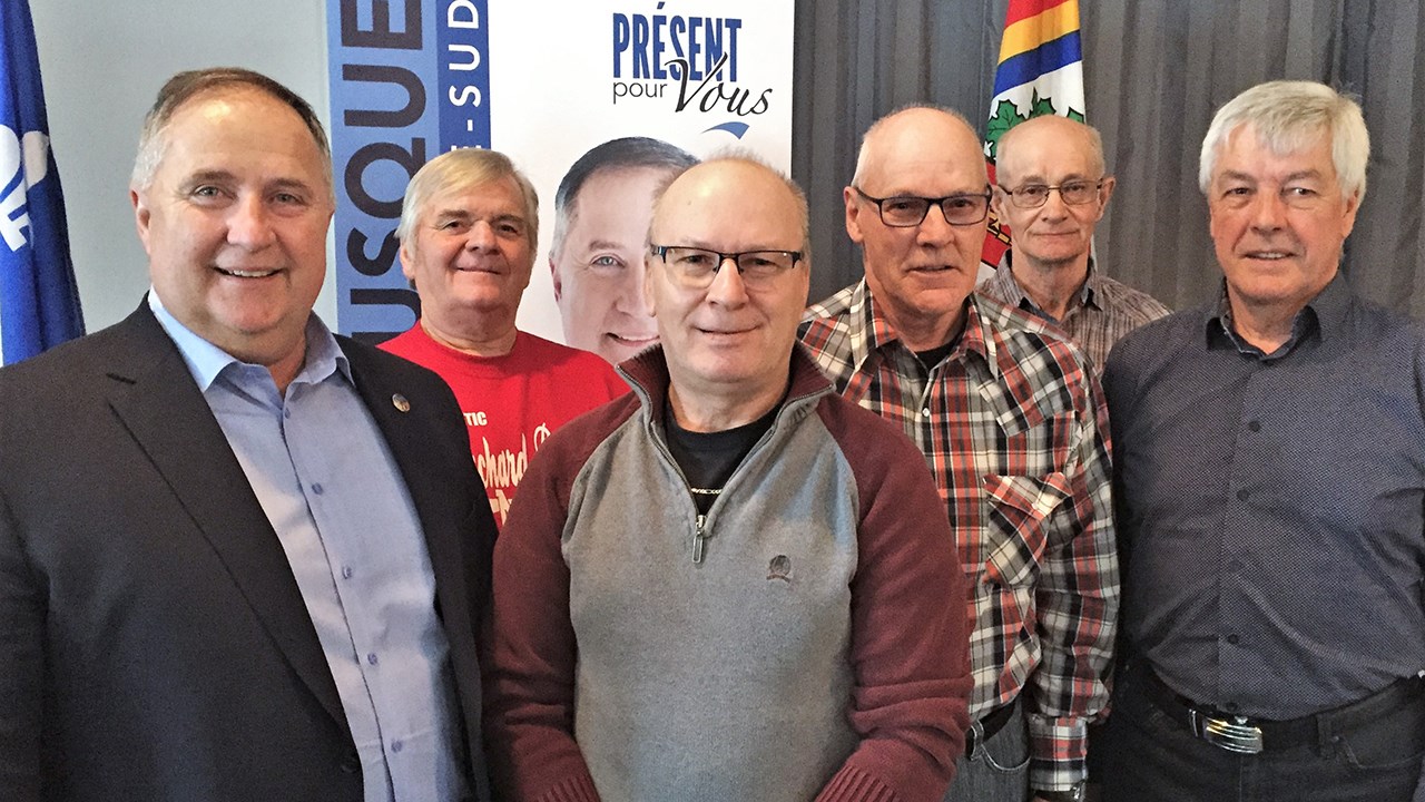 Le député de Beauce-Sud, Paul Busque, à gauche, en compagnie du maire de Saint-Ludger, Bernard Therrien, ainsi que des conseillers municipaux présents à la conférence de presse tenue le 9 février 2018.