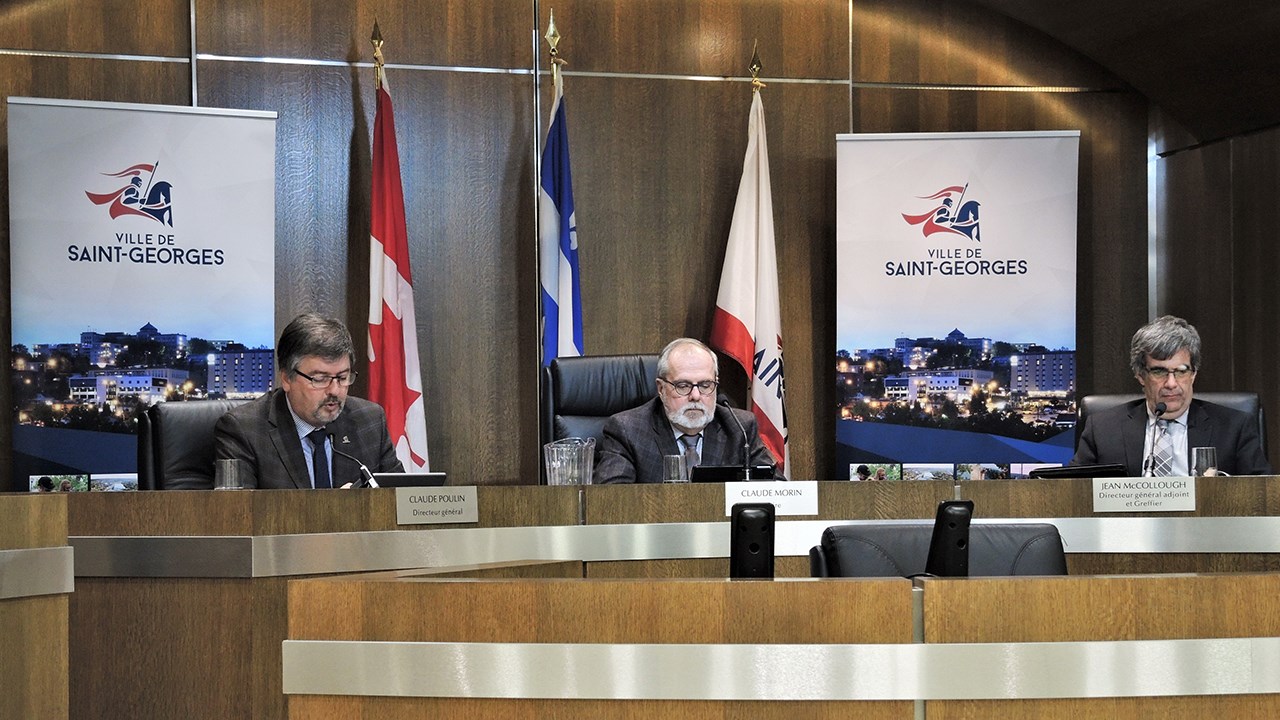 De gauche à droite : le directeur général de la Ville de Saint-Georges, Claude Poulin, le maire de la Ville de Saint-Georges, Claude Morin, et le directeur général adjoint et greffier à la Ville de Saint-Georges, Jean McCollough, lors de la première séance du conseil municipal après les Fêtes, lundi le 15 janvier 2018.