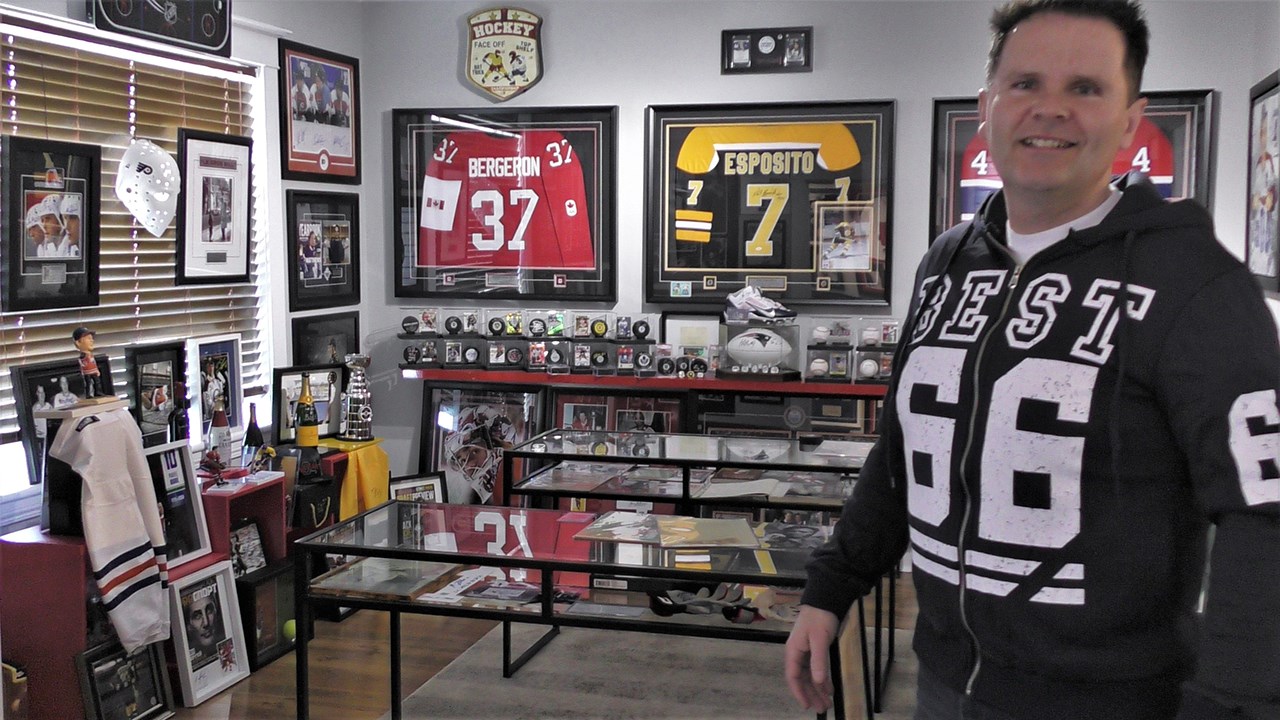 Dans cette capsule d'Hier à aujourd'hui avec Normand DeLessard, Normand présente la collection d'items sportifs de Tom Bureau.