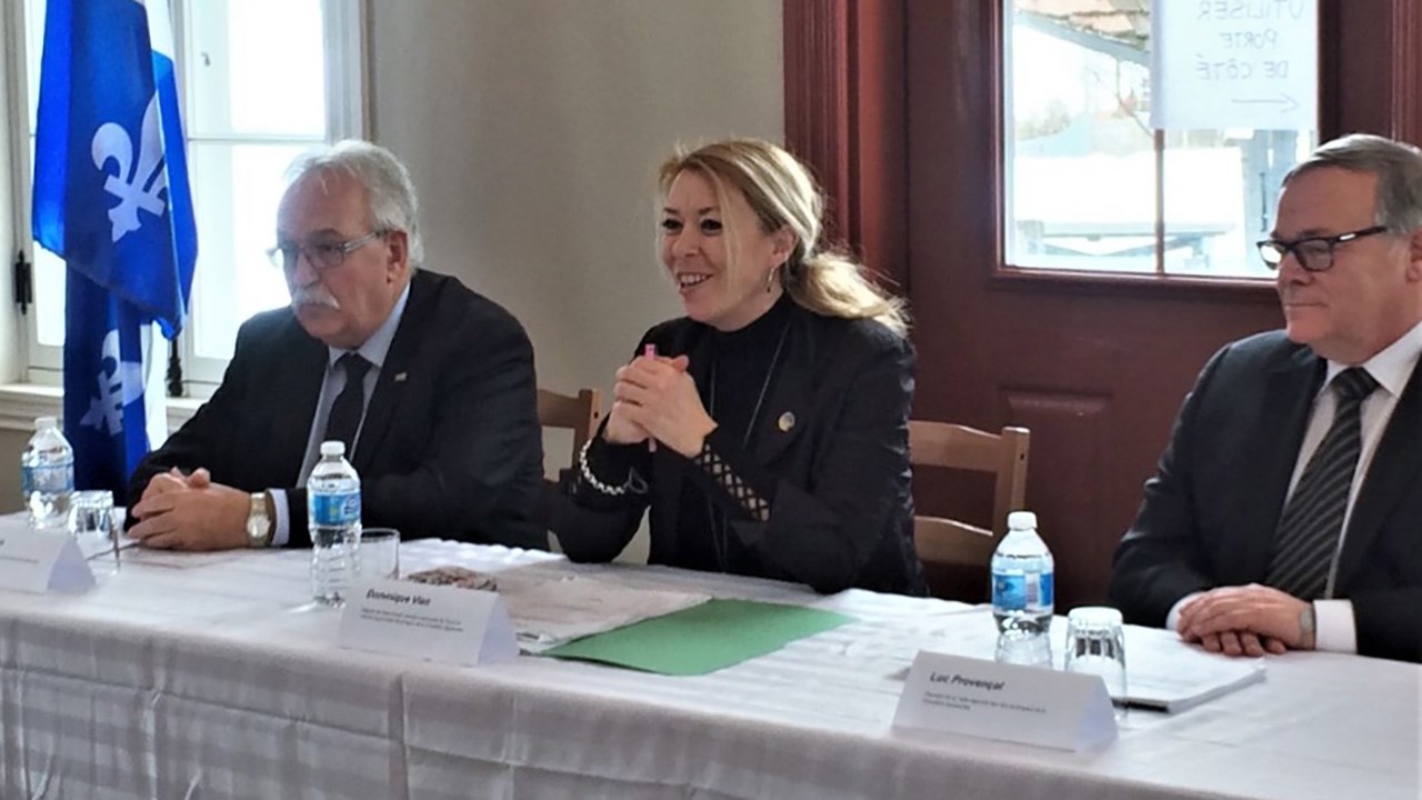 De gauche à droite : Paul Vachon, préfet de la MRC des Appalaches, maire de Kinnear's Mills et vice-président de la Table régionale des élus municipaux de la Chaudière-Appalaches, Dominique Vien, députée de Bellechasse, ministre responsable du Travail et ministre responsable de la région de la Chaudière-Appalaches, et Luc Provençal, préfet de la MRC de Robert-Cliche, maire de Beauceville et président de la Table régionale des élus municipaux de la Chaudière-Appalaches, à la conférence de presse qui s'est tenue jeudi le 15 mars 2018, à Beaumont.