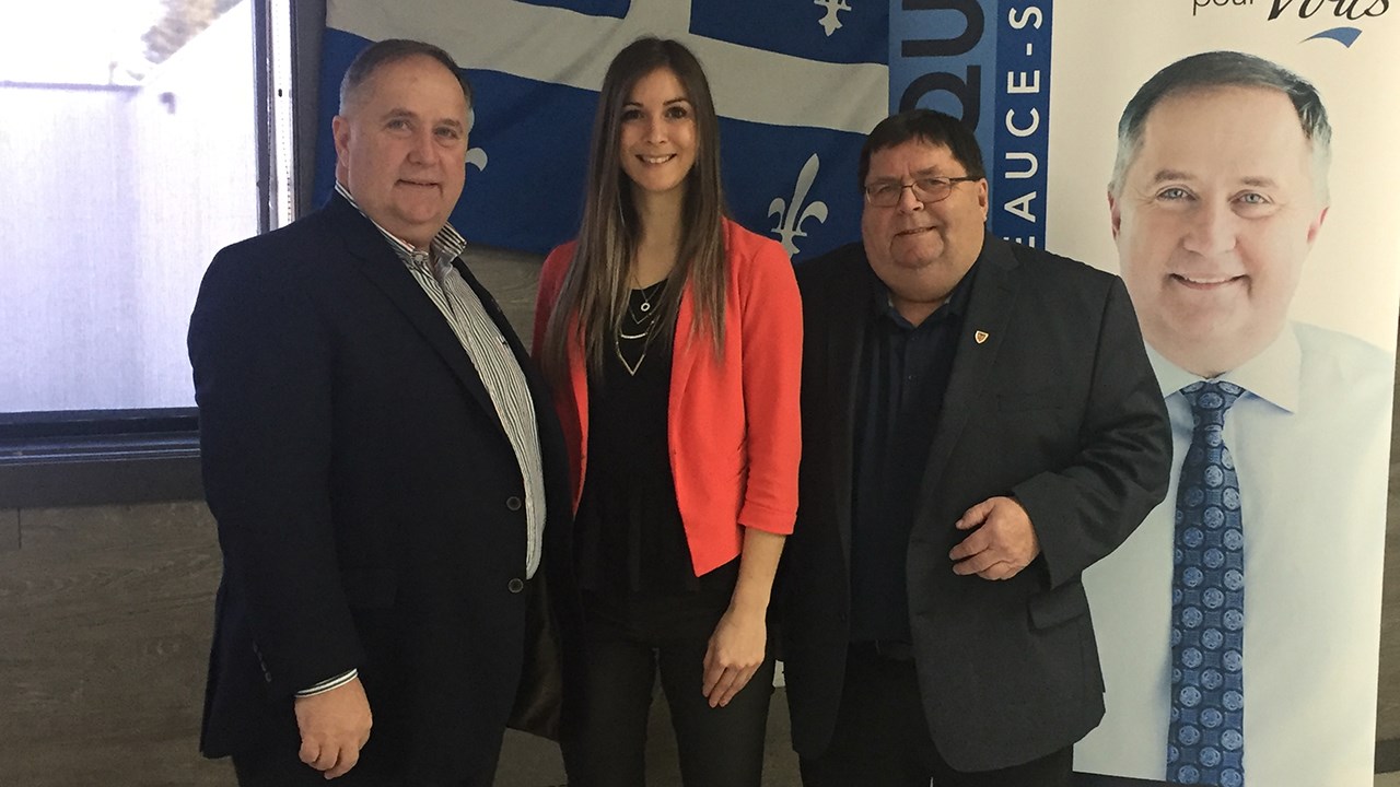 Paul Busque, député de Beauce-Sud, Maryane Bélanger, directrice générale de Saint-Côme-Linière, et Yvon Paquet, maire de Saint-Côme-Linière.