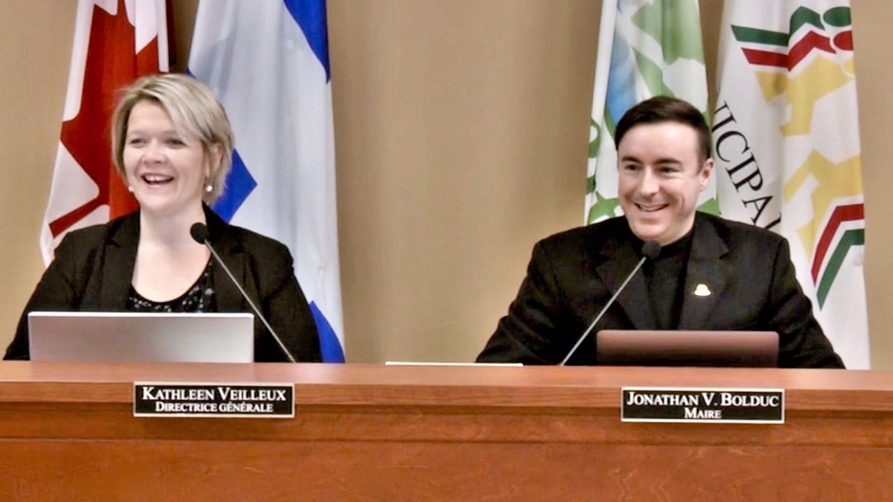 De gauche à droite : la directrice générale de la Municipalité de Saint-Victor, Kathleen Veilleux, en compagnie du maire Jonathan V. Bolduc.