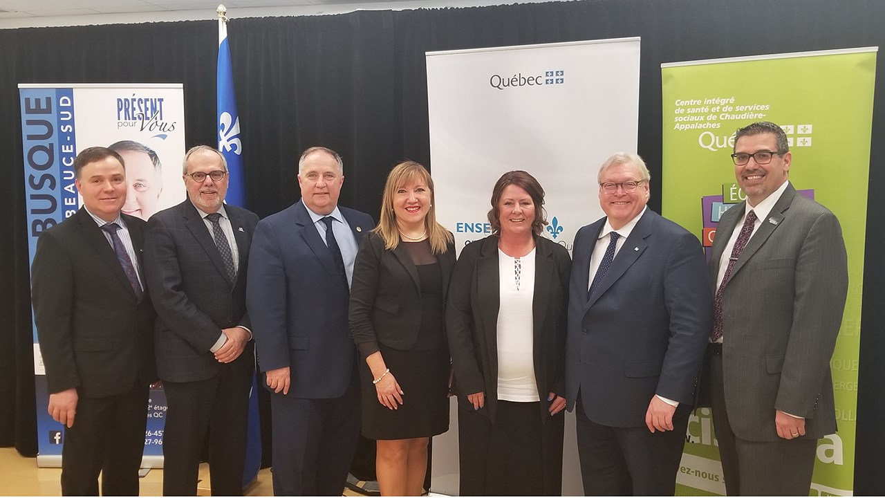M. Normand Roy, préfet de la MRC Beauce-Sartignan; M. Claude Morin, maire de Saint-Georges; M. Paul Busque, député de Beauce-Sud et adjoint parlementaire à la ministre de l’Économie, de la Science et de l’Innovation; Mme Brigitte Busque, présidente du conseil d’administration du CISSS de Chaudière-Appalaches; Mme Isabelle Busque, membre de la famille; Dr Gaétan Barrette, ministre de la Santé et des Services sociaux; et M. Daniel Paré, président-directeur général du CISSS de Chaudière-Appalaches.