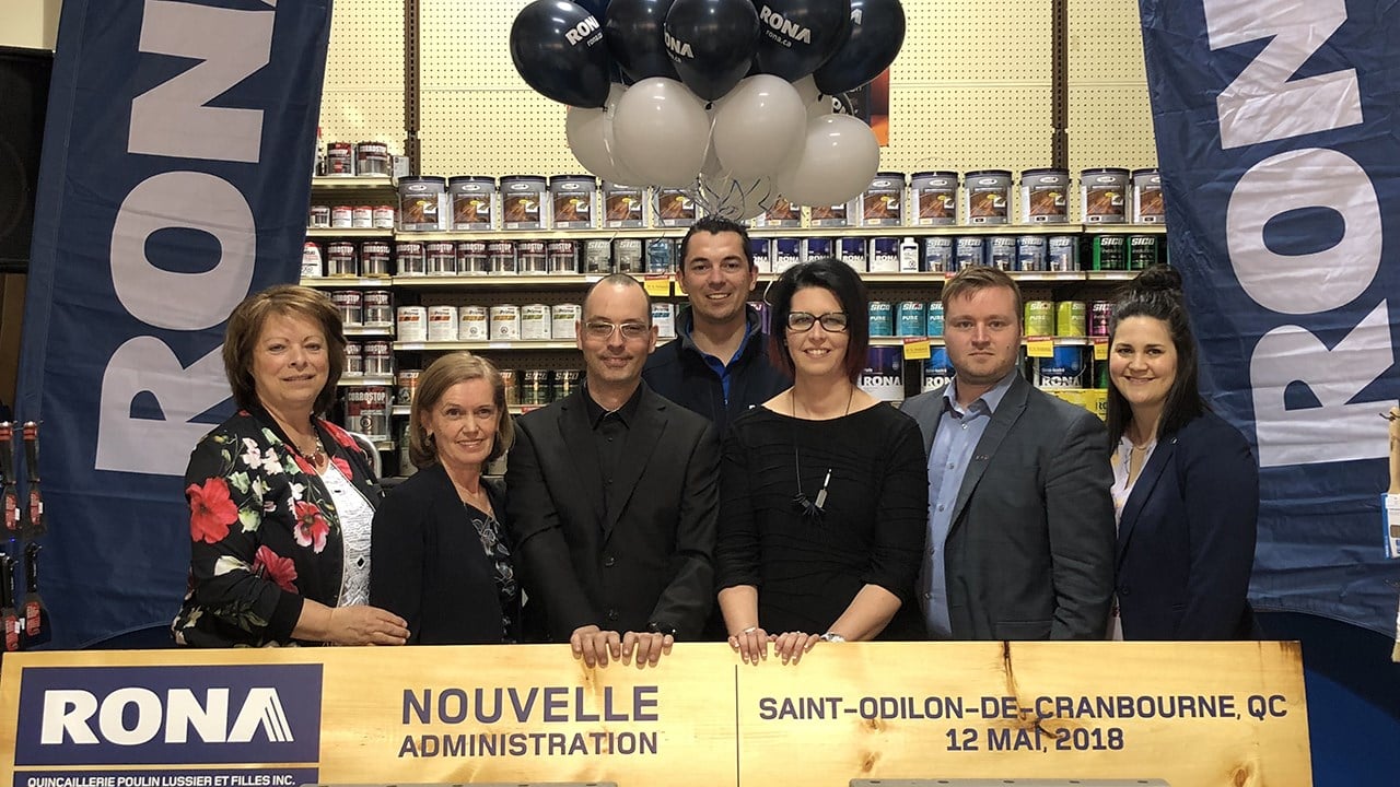 Sur la photo, de gauche à droite : Denise Roy, mairesse de Saint-Odilon-de-Cranbourne, Diane Pouliot, Commissaire Industrielle au Centre local de développement Robert-Cliche, Maxime Lussier, Propriétaire RONA Quincaillerie Poulin Lussier et Filles Inc., Philippe Gauthier, Chef de district, Vente et relations clients chez RONA, Isabelle Poulin, Propriétaire RONA Quincaillerie Poulin Lussier et Filles Inc., Étienne Bélanger, Directeur de comptes à la Banque de développement du Canada et Amélie Lachance, Directrice de comptes marché commercial à la Caisse Desjardins du Sud de la Chaudière