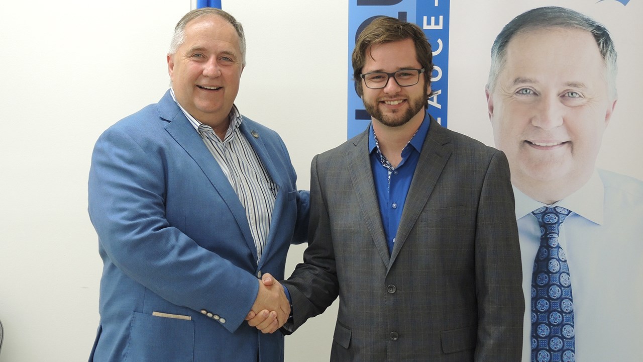 Paul Busque, le député de Beauce-Sud, et Joey Cloutier, le maire de Saint-Zacharie.