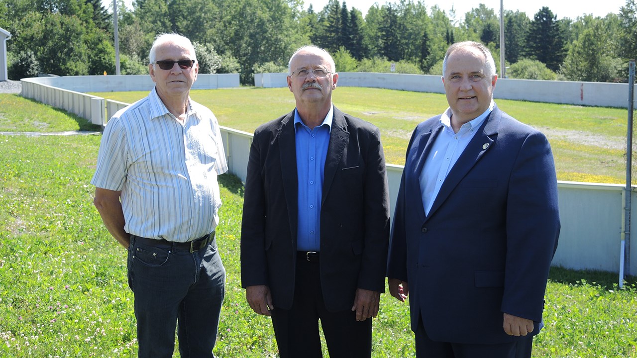 Réal Champagne, conseiller municipal, Clément Létourneau, maire de Saint-Théophile, et Paul Busque, député de Beauce-Sud.
