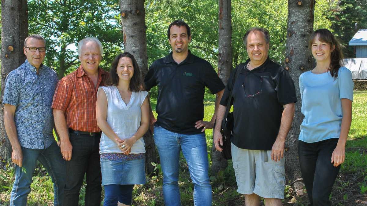 De gauche à droite : Yvon Lacombe, aménagiste, MRC des Etchemins, Yoland Bédard, inspecteur régional en foresterie, Jessica Leclerc, chargée de projet PDZA pour la MRC des Etchemins, Jérôme Lapointe, directeur de l’aménagement forestier pour l’Association des propriétaires de boisés de la Beauce, Jean-François Guay, aménagiste au ministère de l’Agriculture, des Pêcheries et de l’Alimentation, et Rose-Marie Dumas, aménagiste et agente à la vie syndicale à la Fédération de l’UPA de la Chaudière-Appalaches.