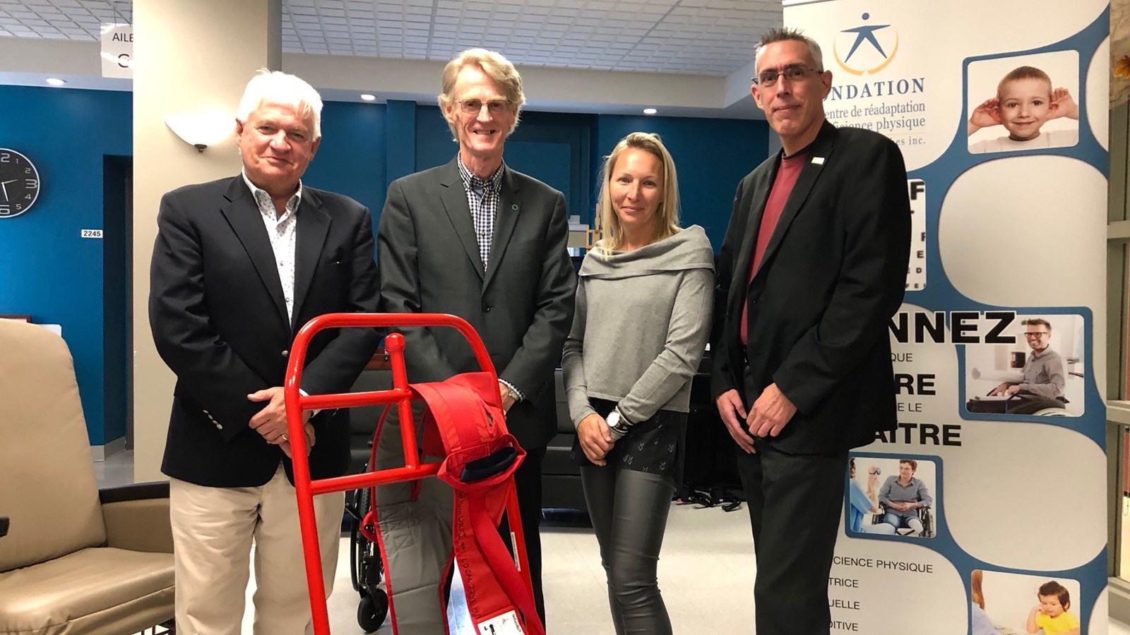 Michel Lapointe, Roger Longchamps, Valérie Poulin et Stéphane Brown devant le verticalisateur. 