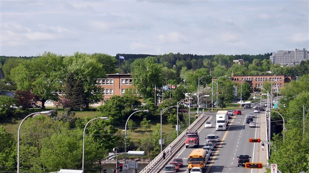 Le pont David Roy relie la rive Ouest et Est à partir du centre-ville