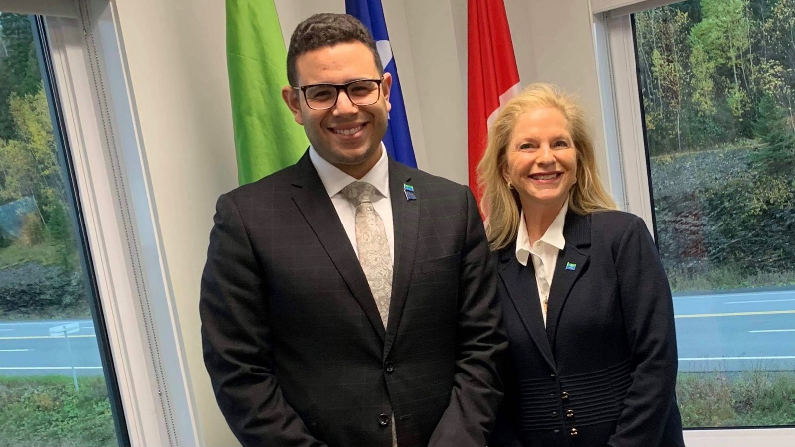  Le député de Beauce-Sud et adjoint parlementaire du premier ministre du Québec, volet jeunesse, Samuel Poulin, prend la pose avec Marie-Claude Francoeur, déléguée du Québec à Boston
