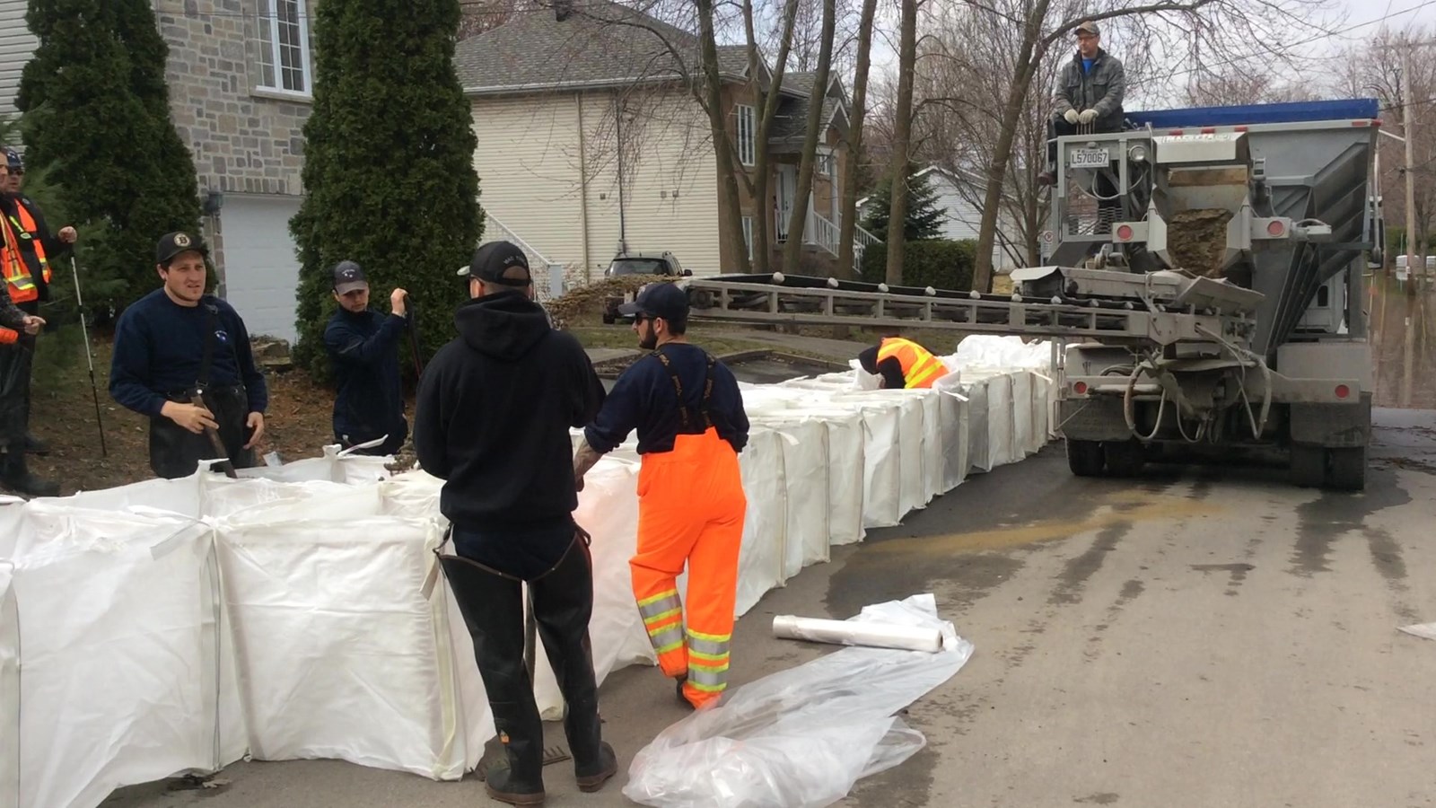 Des digues anti-inondations CITADEL ont été installées à Laval le printemps dernier. 