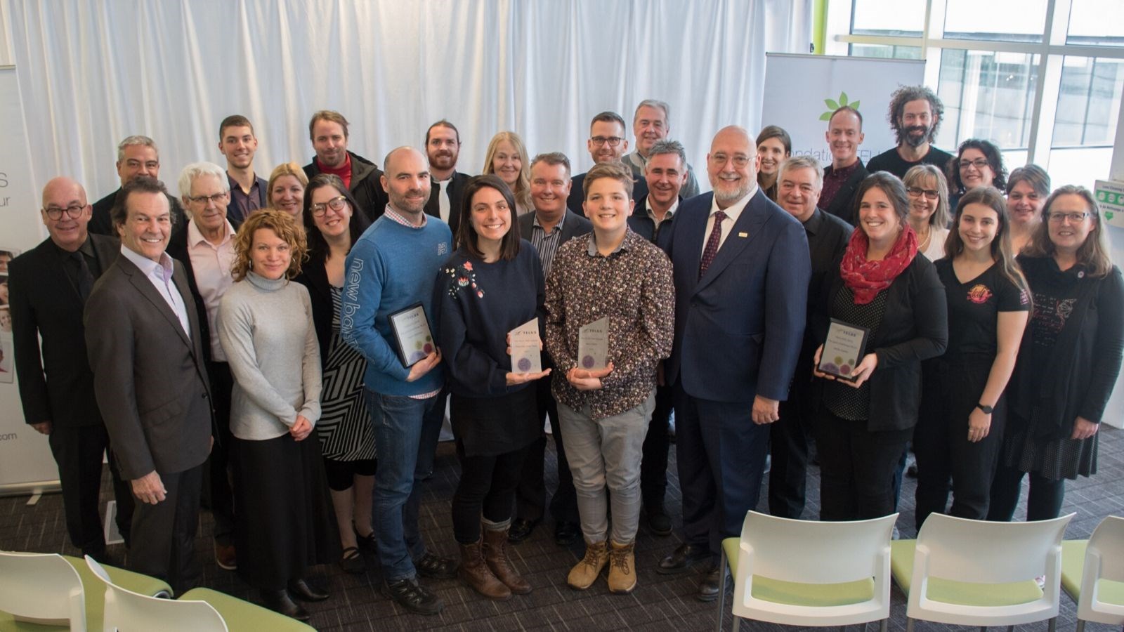Le président et vice-président du comité d’investissement communautaire de TELUS à Québec, Martin Cousineau et Jean-François St-Germain, ainsi que Matis Pelletier, l’un des gagnants du Prix Jeune Philanthrope TELUS, sont entourés de dizaines de représentants des organismes de la grande région de Québec et de Chaudière-Appalaches qui ont reçu un don de TELUS en 2019. Dans le cadre de sa Célébration communautaire annuelle, TELUS et la Fondation TELUS pour un futur meilleur ont remis un million de dollars afin d’appuyer des projets jeunesses en santé et en éducation. 