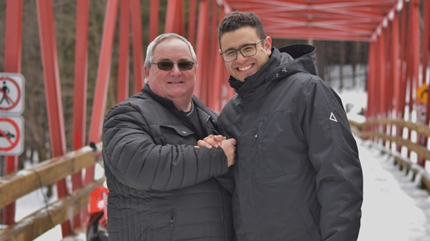 Marc Tanguay, président du club de motoneigistes Linière-Marlow et Samuel Poulin, lors de l'inauguration du pont en décembre dernier.