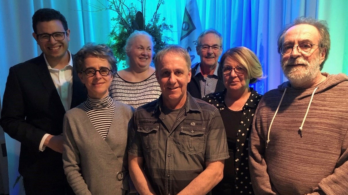 Le député de Beauce-Sud et les membres du comité : Johanne Journeault, Alain Dumas, Louise Paquet et Jean-Pierre Arsenault ; 2e rangée : Samuel Poulin, Sylvie Cardinal, Jean-Gilles Dumas.
