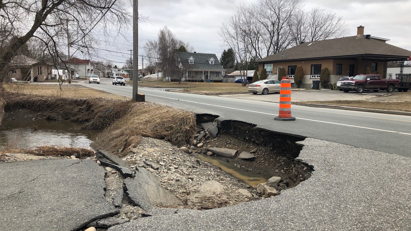 Le boulevard Notre-Dame a été lourdement endommagé.