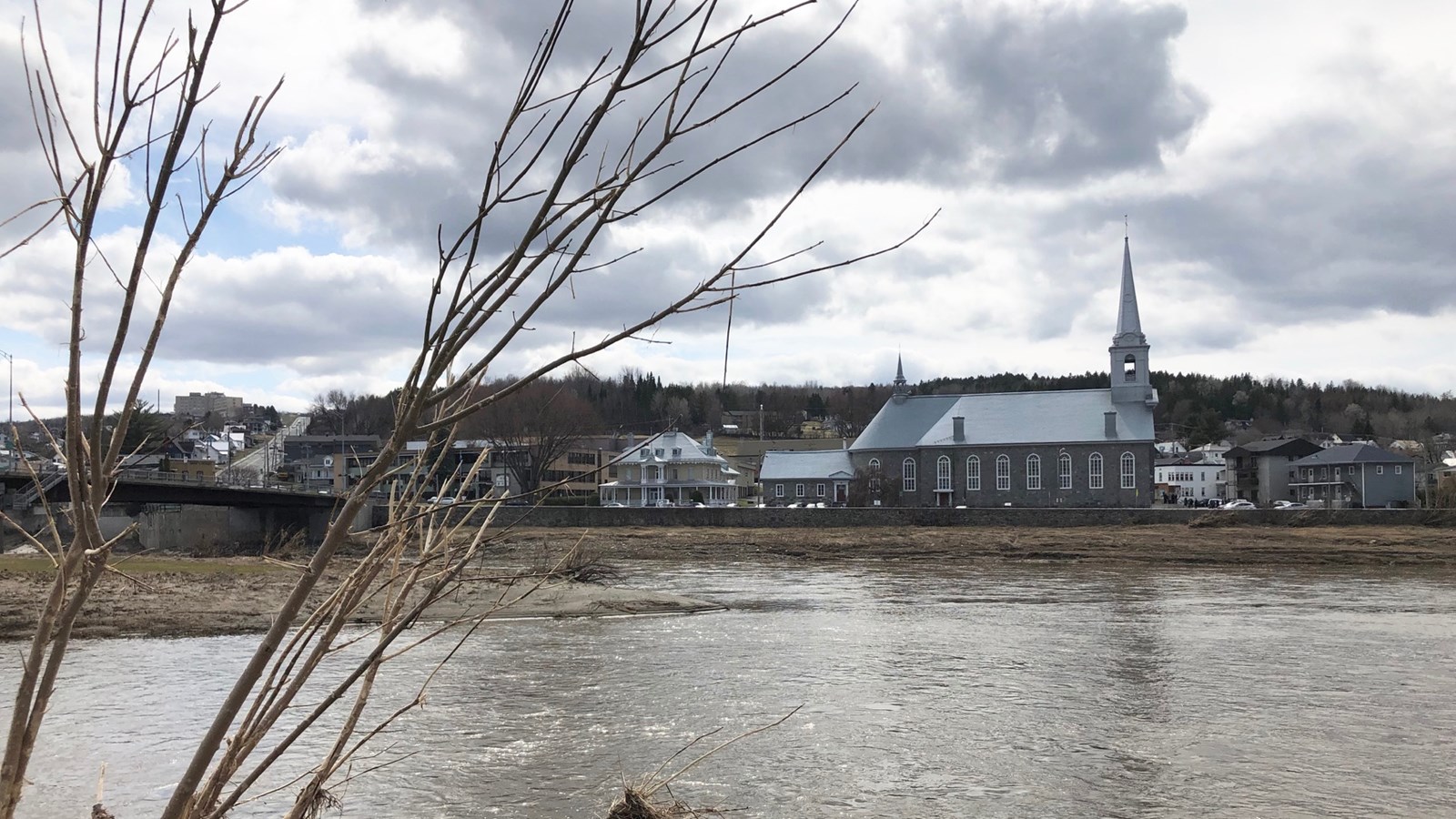 La rivière Chaudière est calme aujourd'hui, mais elle a causé bien des tracas aux citoyens de Beauceville ces dernières semaines. 
