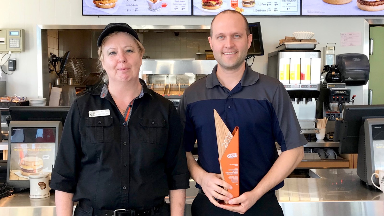 Dany Lessard en compagnie de Luc Poulin, le propriétaire du A&W de Saint-Georges.